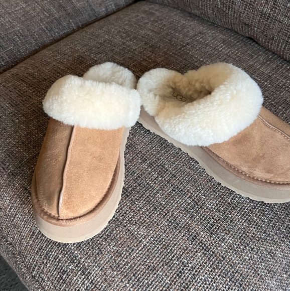 Women's UGG Disquette Slipper, Chestnut, Size 5 - Picture 3 of 11